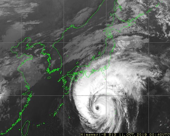 Violent Typhoon Heads for Japan, Canceling Over 1,000 Flights