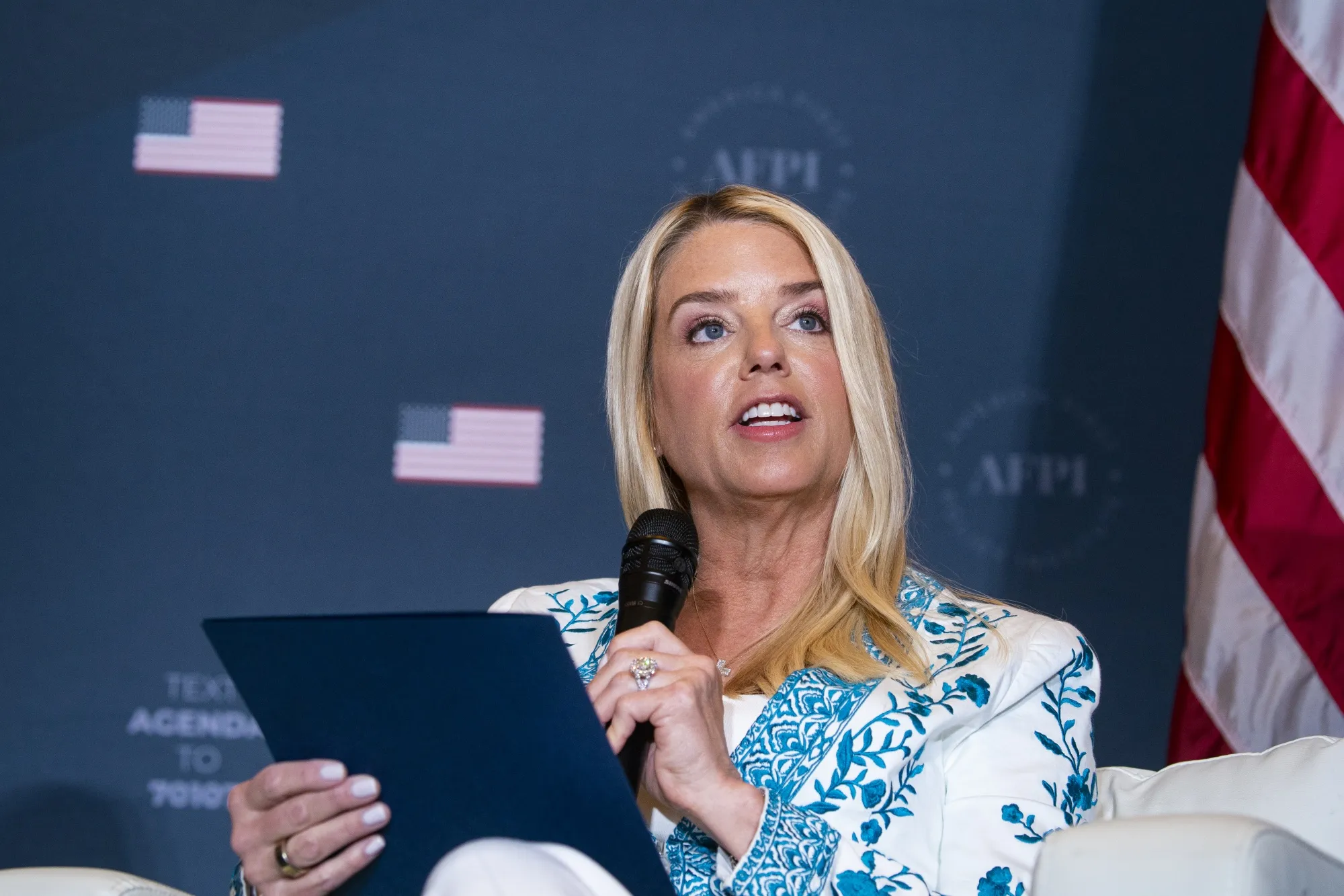 トランプ氏、ボンディ氏を米司法長官に指名－ゲーツ氏は候補辞退 - Bloomberg