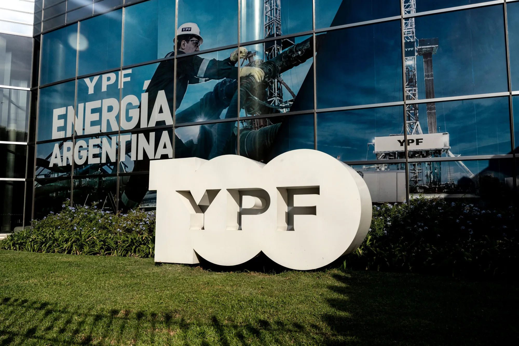 Sede central de YPF SA en Buenos Aires, Argentina.