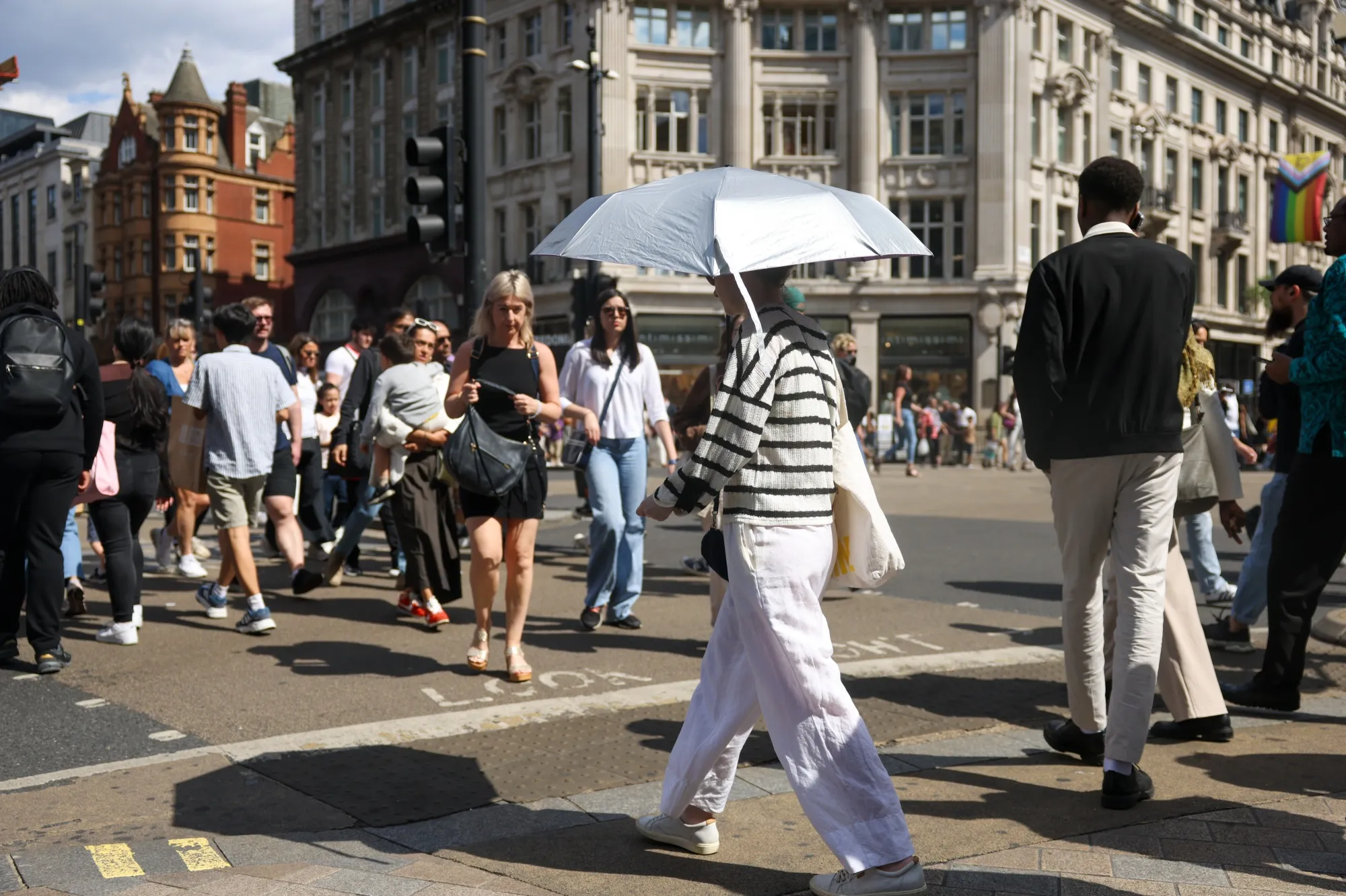 UK Retail Sales Jump Most Since January as Confidence Grows 