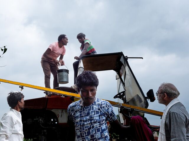 Farm workers fill a tractor with insecticide on a soybean farm in Maharashtra. The tractor was rented through a farmer producer organization, which also helped obtain the insecticides used to spray the crop, at a discount. This FPO is one of hundreds set up in the state to aggregate small producers in search of technical and investment support. 