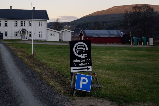 A sign for Rendalstunet museum's charging stand in Rendalen.