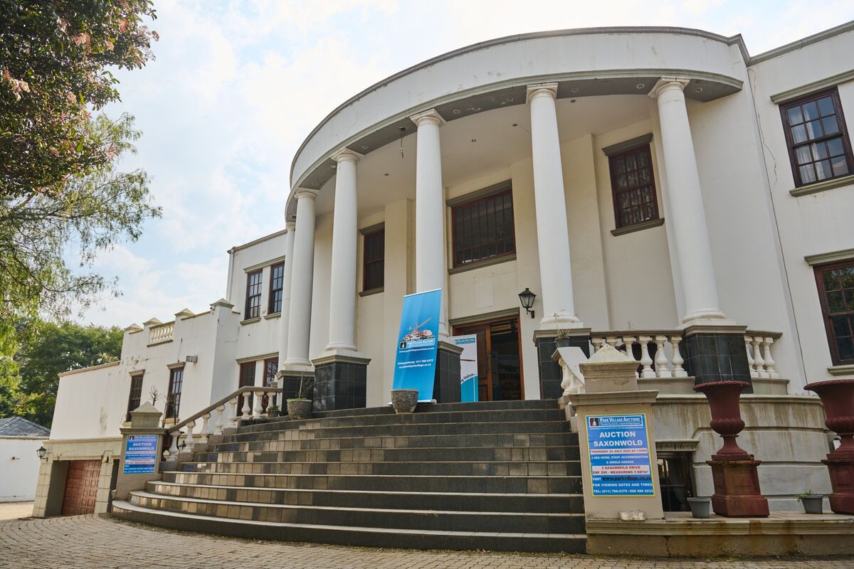 bloomberg.com - Prinesha Naidoo - Guptas' Johannesburg Homes on Sale as 'Stigma' Dampens Interest