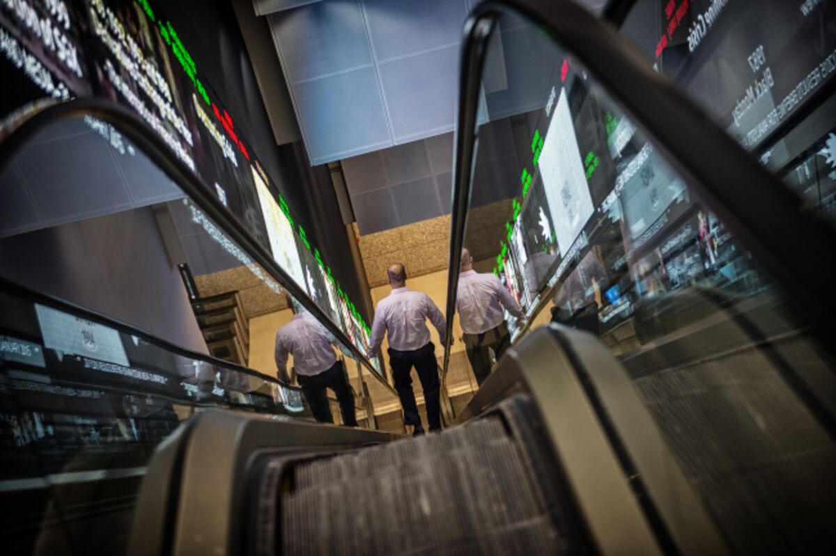 Singapore Stocks Head for Best Month Since 2020 as Banks Jump