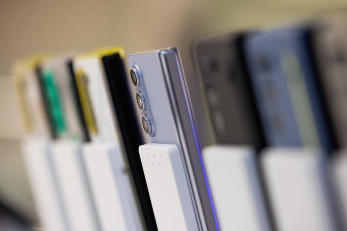 Samsung Electronics Holder Seeks up to $1.65 Billion In Block