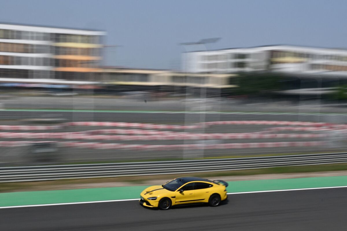 bloomberg.com - Xiaomi's Electric Supercar Threatens High-Powered Porsche, BMW Models