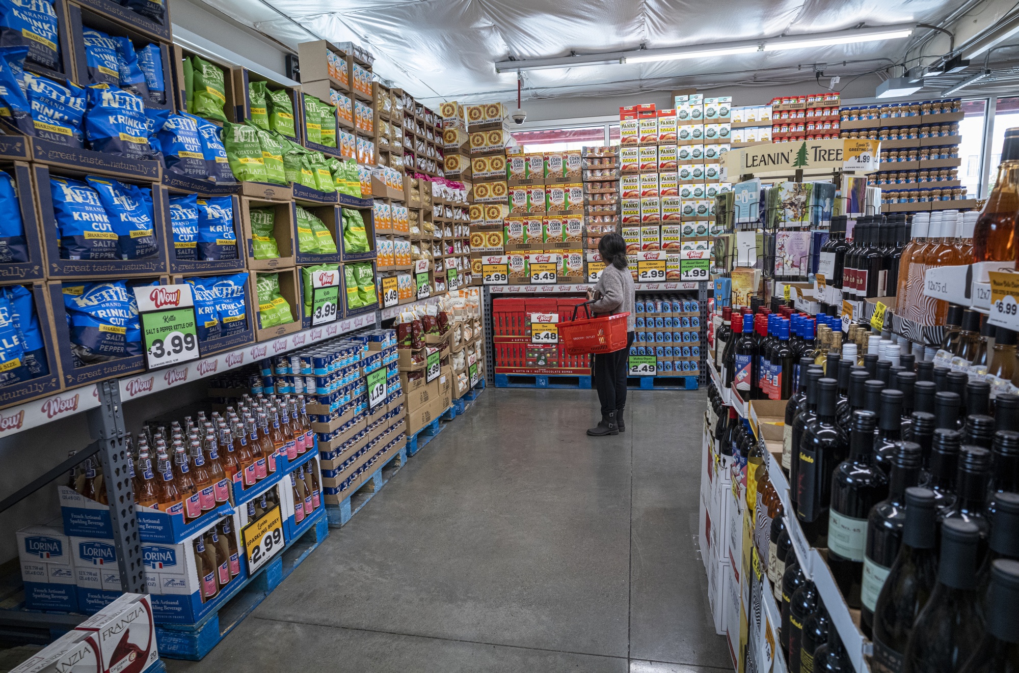 A Grocery Store As U.S. Inflation-Adjusted Consumer Spending Unexpectedly Rose In March 