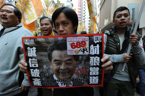 Hong Kong Protesters Demand Leung Step Down on Credibility Loss