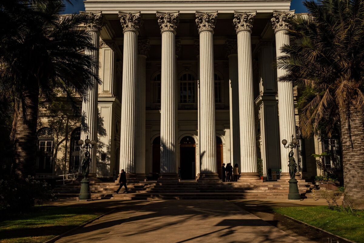 Chile’s Government Stakes Ever More on Tax Cuts, Easing Red Tape