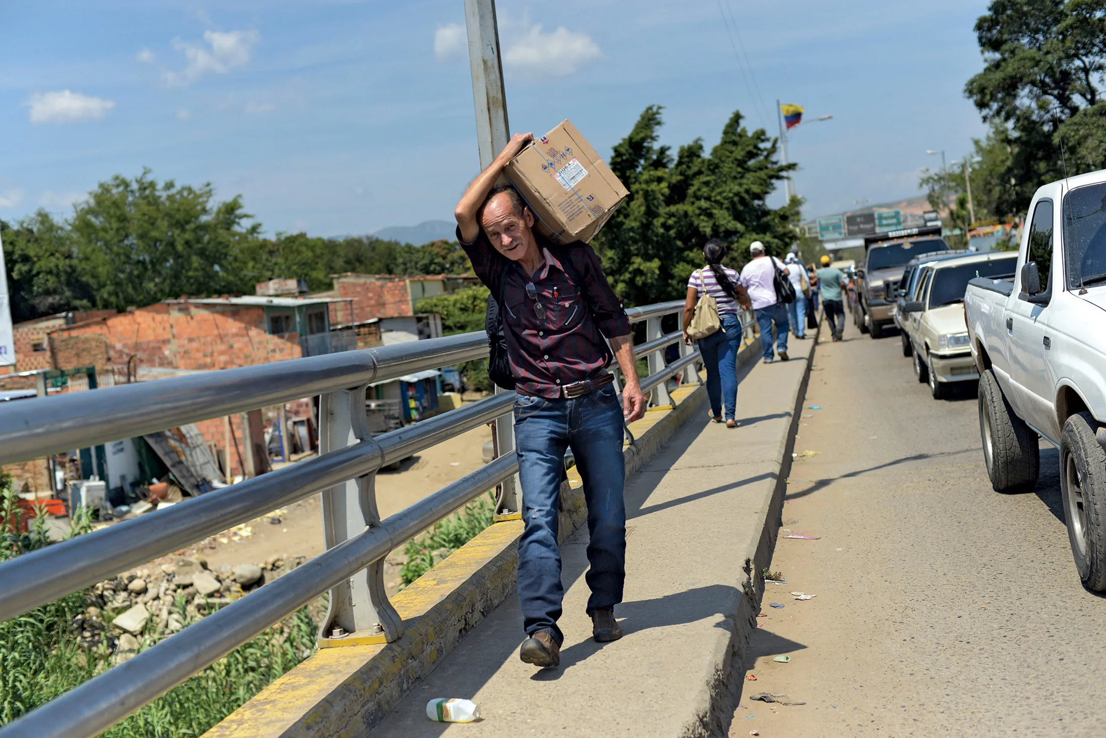 Foot traffic is heavy on the Simón Bolivar bridge.
