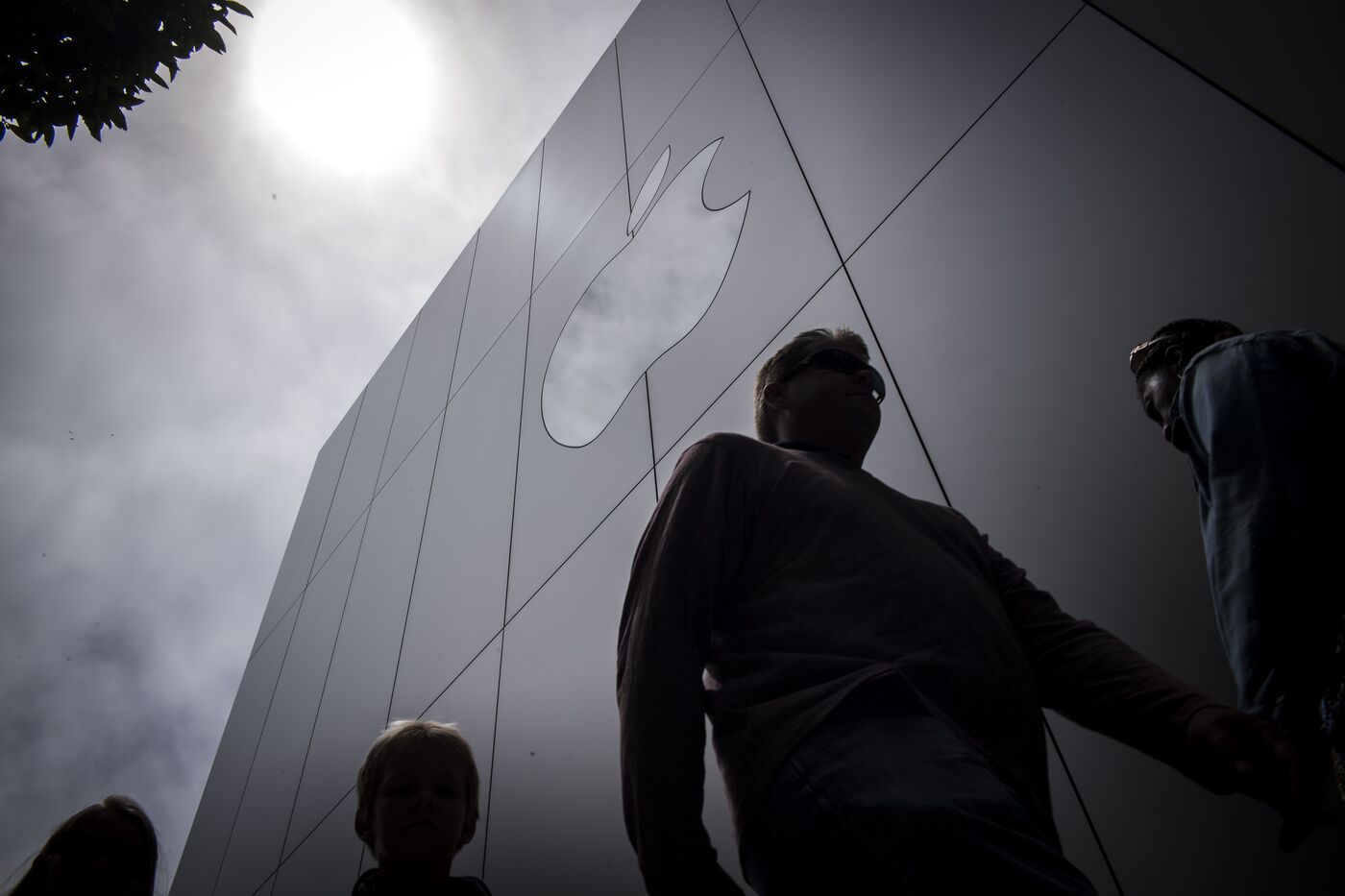 Apple Accused By Ex-Exec It’s Suing Of Poaching His Staff - Bloomberg