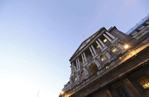 Carney Awaited as BOE Inertia Danger Looms in Recession Battle