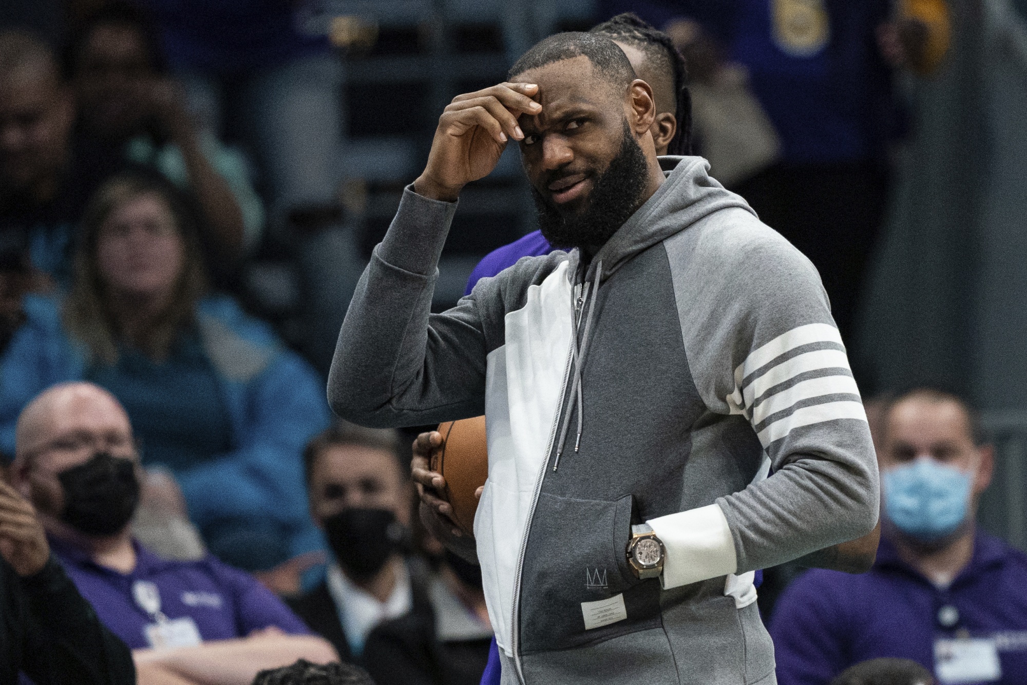 Lakers lose in Atlanta as LeBron gets knee examined in LA