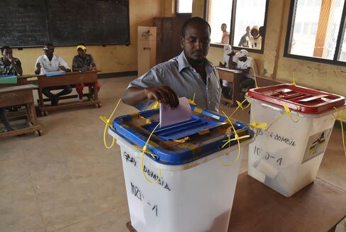 A man casts his vote in the muslim district of PK 5 in Bangui