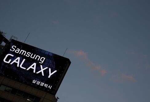 Samsung Profit Surges as Cheaper Handsets Team With Chip Rally