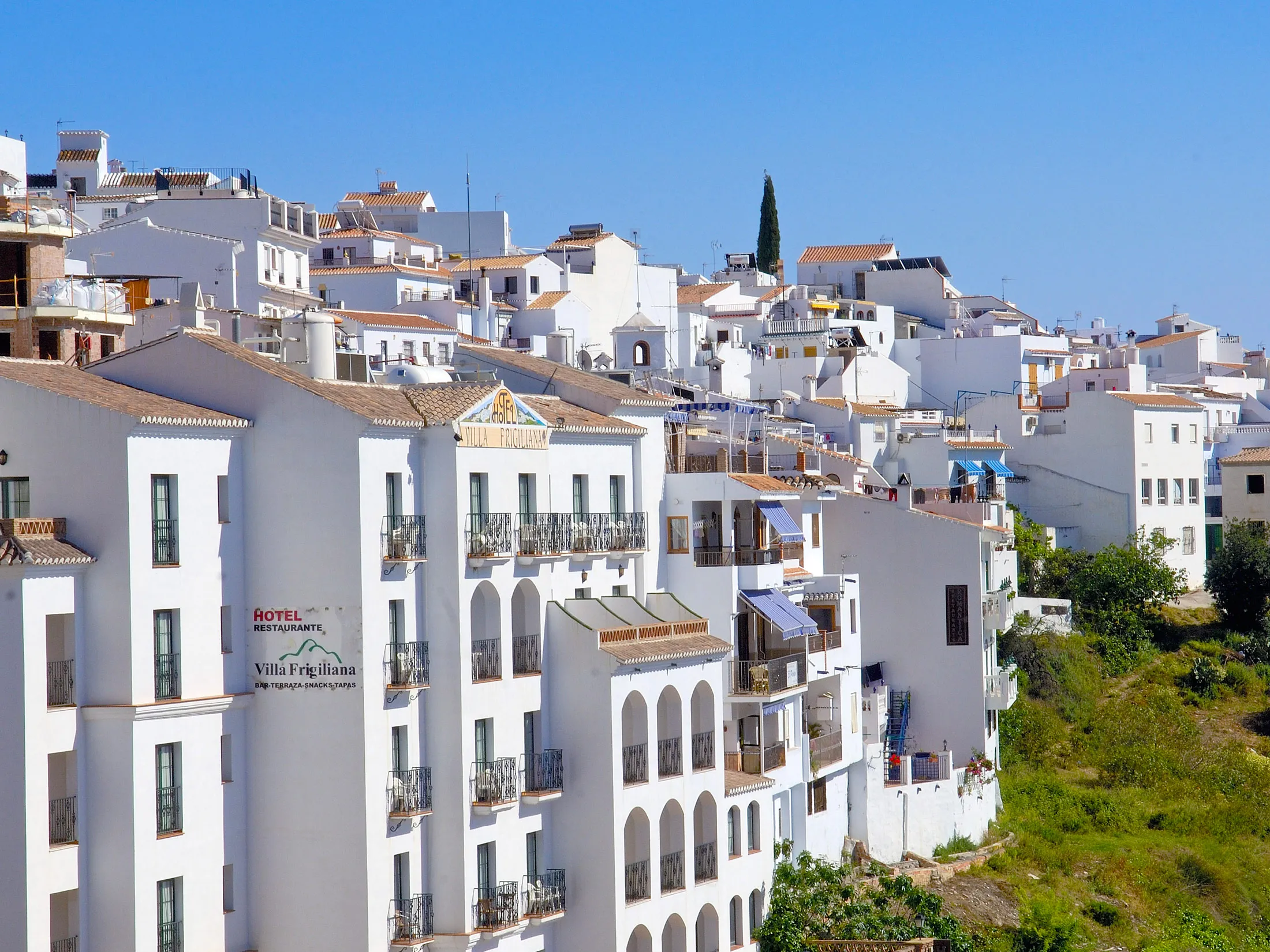 Buyers from abroad are returning to the Spanish housing market, attracted by economic growth that’s beating most of Europe and signs that prices are bottoming out after years of declines.
