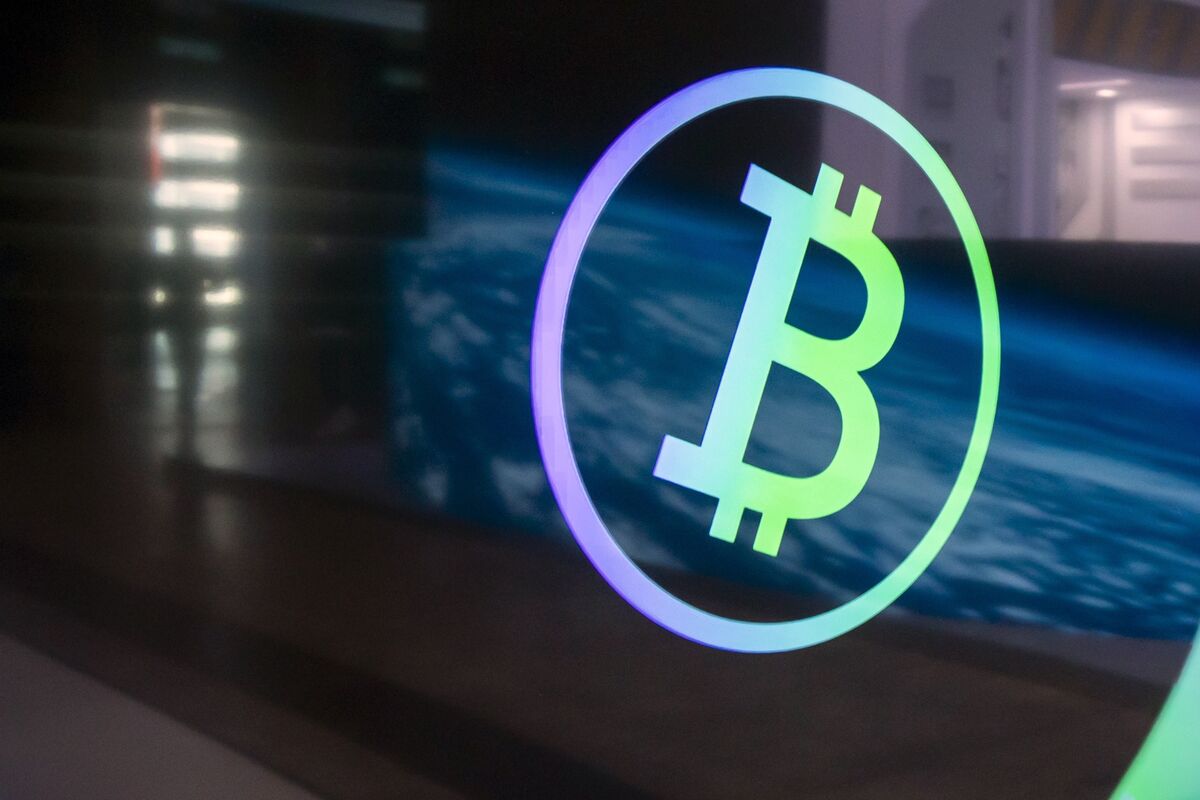 Bitcoin Rides Risk Roller Coaster as Sepeculative Bets Wind Down