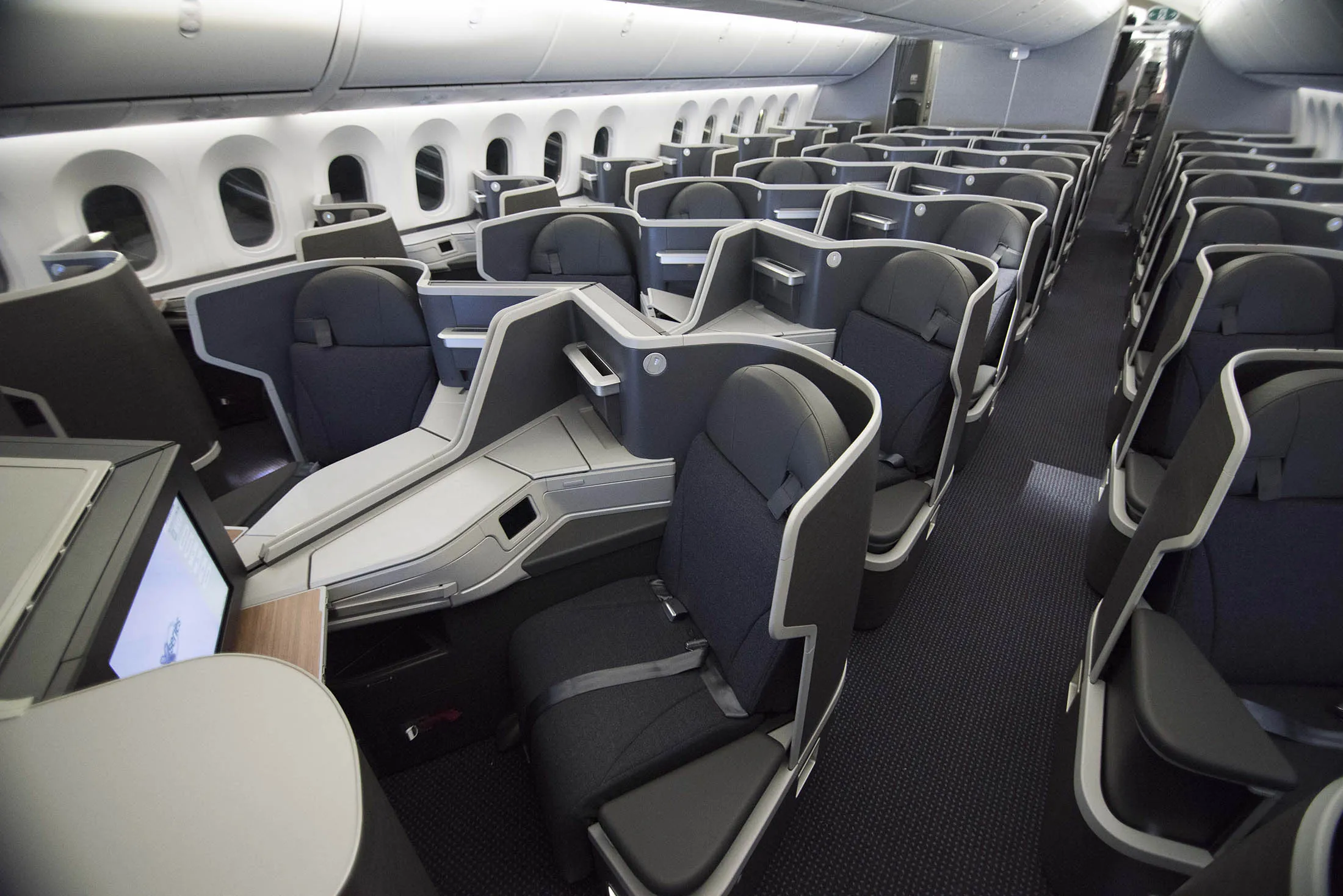 1477495044_new-businessclass-cabins-airlines-bloomberg-american-03