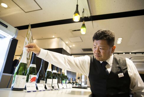 伊勢丹新宿店のテイスティング・イベントに登場した南部美人「あわさけスパークリング」(左)
