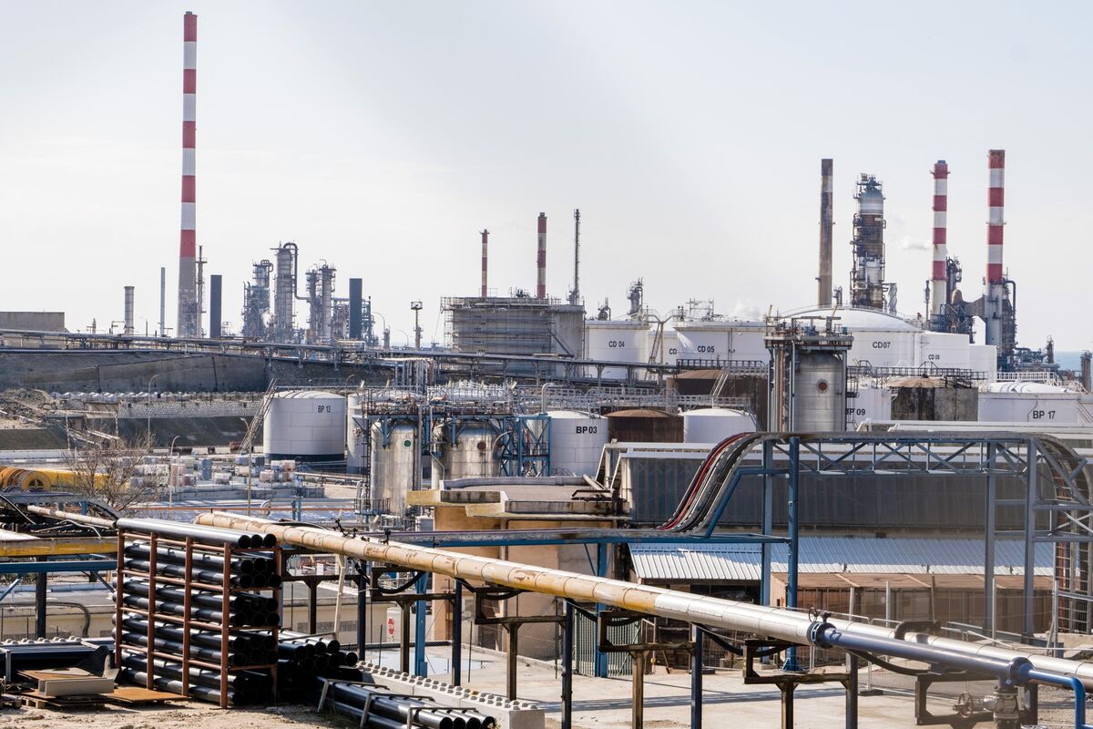 Ineos Quattro Bonds Plunge as Earnings Show Fading War Gains