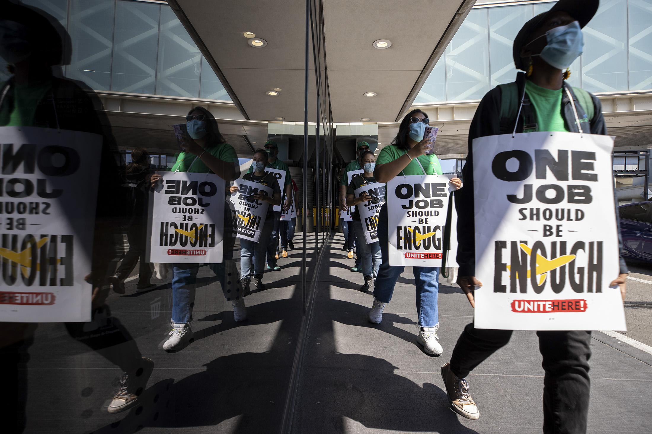 SFO Strike: 1,000 Airport Fast Food Workers Fight for Higher Pay - Bloomberg