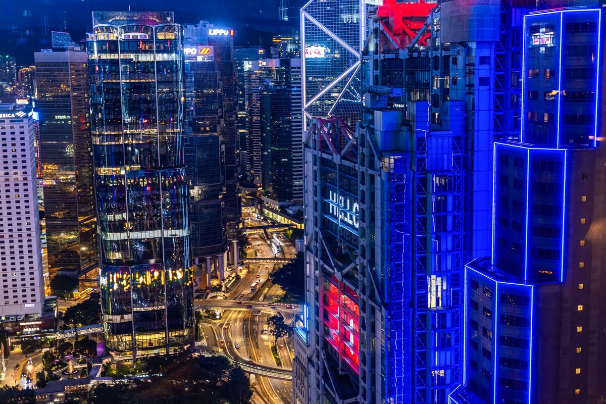 Hong Kong Lures Expats as Deal Boom Helps Beat Singapore Among Asia Hubs