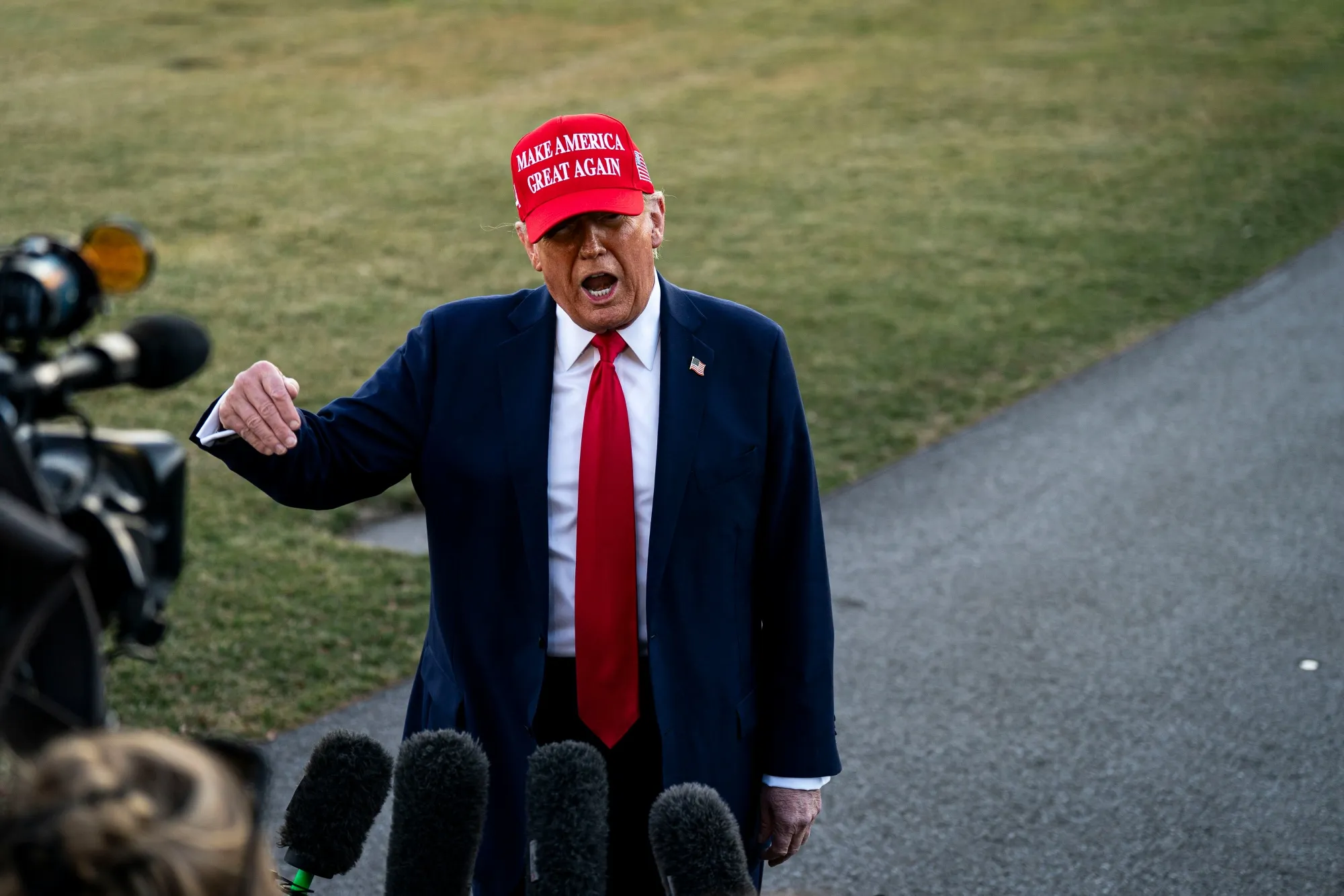 Investors are trying to gauge what’s left of peace prospects in the wake of President Volodymyr Zelenskiy’s clash at the White House with Donald Trump.