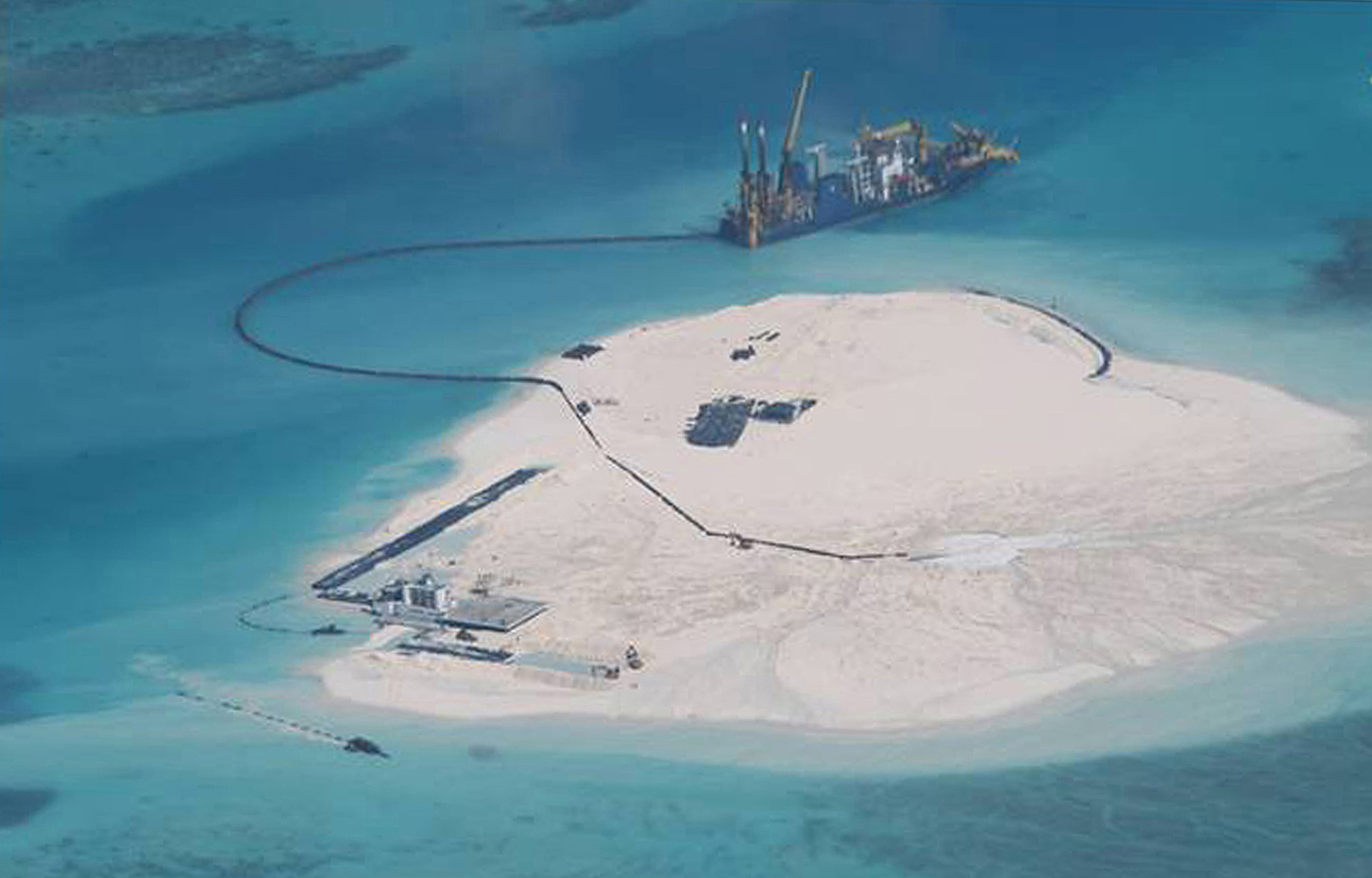 中国が南シナ海で 砂の長城 重機でサンゴ礁埋め立て Bloomberg