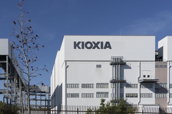 Chipmaker Kioxia Rises 10% in Tokyo Debut After Jumbo IPO