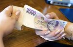 A&nbsp;currency&nbsp;exchange employee counts 1000 Czech koruna notes.