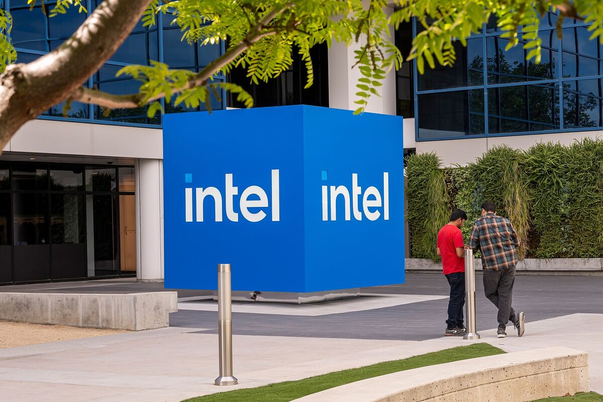 Intel $440B Surge Lures Shorts