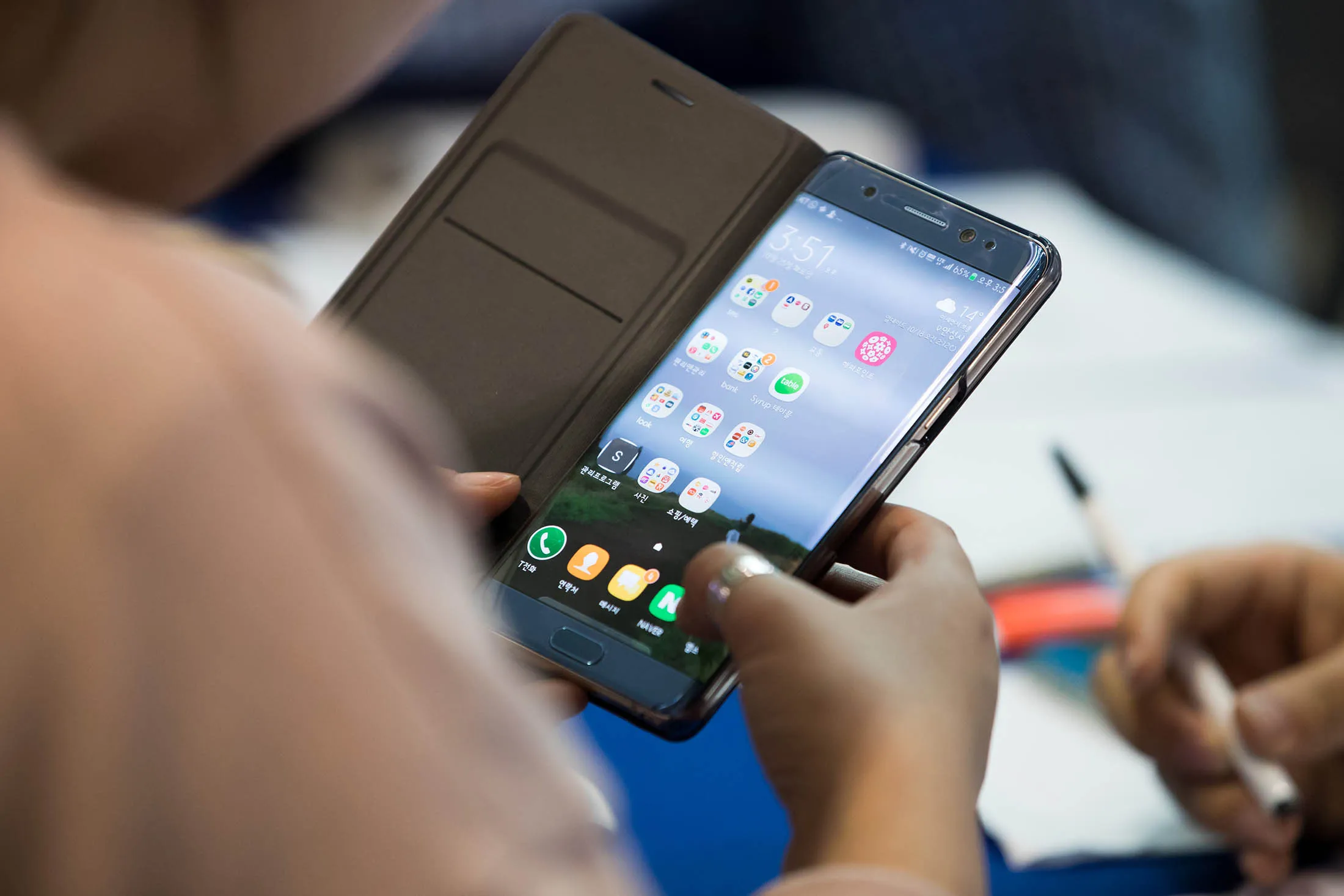 A woman checks her Samsung Electronics Co. Galaxy Note 7 smartphone at a Samsung kiosk providing rental phones for users of the Note 7 at Incheon International Airport in Incheon, South Korea, on Tuesday, Oct. 25, 2016. In what may be the first Note 7 related class-action lawsuit filed in South Korea, 527 smartphone buyers are demanding Samsung Electronics Co. pay each plaintiff about 500,000 won (about $440) for time and effort lost when the phones were first recalled and then scrapped amid reports devices were heating up and catching on fire.
