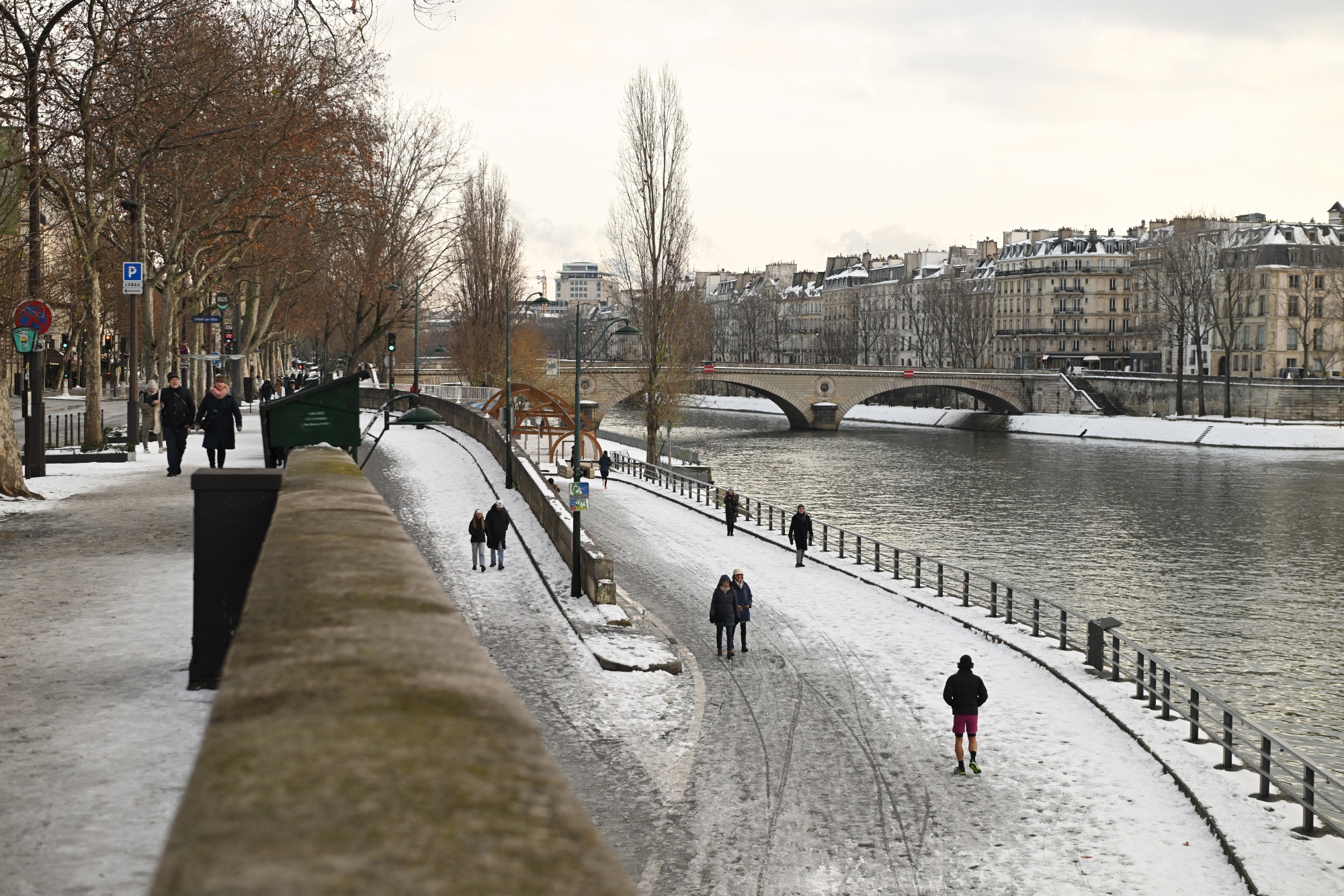 Snow on the banks of the River Seine during cold weather in central Paris, France, on Wednesday, Jan. 7, 2026. Unseasonably cold conditions are set to persist for weeks in central and northern Europe, while major weather models have nudged colder around mid-January. Photographer: Benjamin Girette/Bloomberg