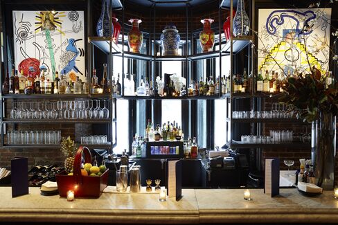 The bar area as you walk into Jue Lan Club.