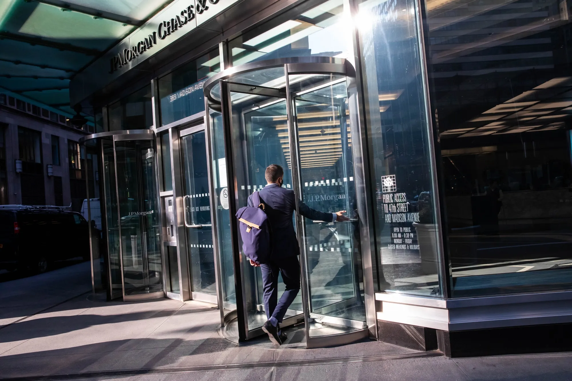 JPMorgan Trading-Floor Staff Return To Office