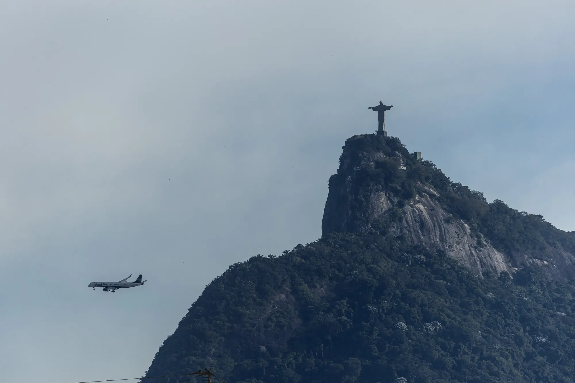 Avião da Azul se prepara para pousar no Aeroporto Santos Dumont, no Rio de Janeiro