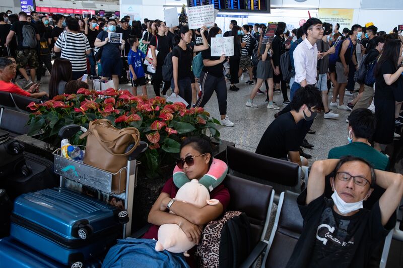 Penumpang yang terdampak akibat demo Hong Kong pada Senin (12/8/2019).