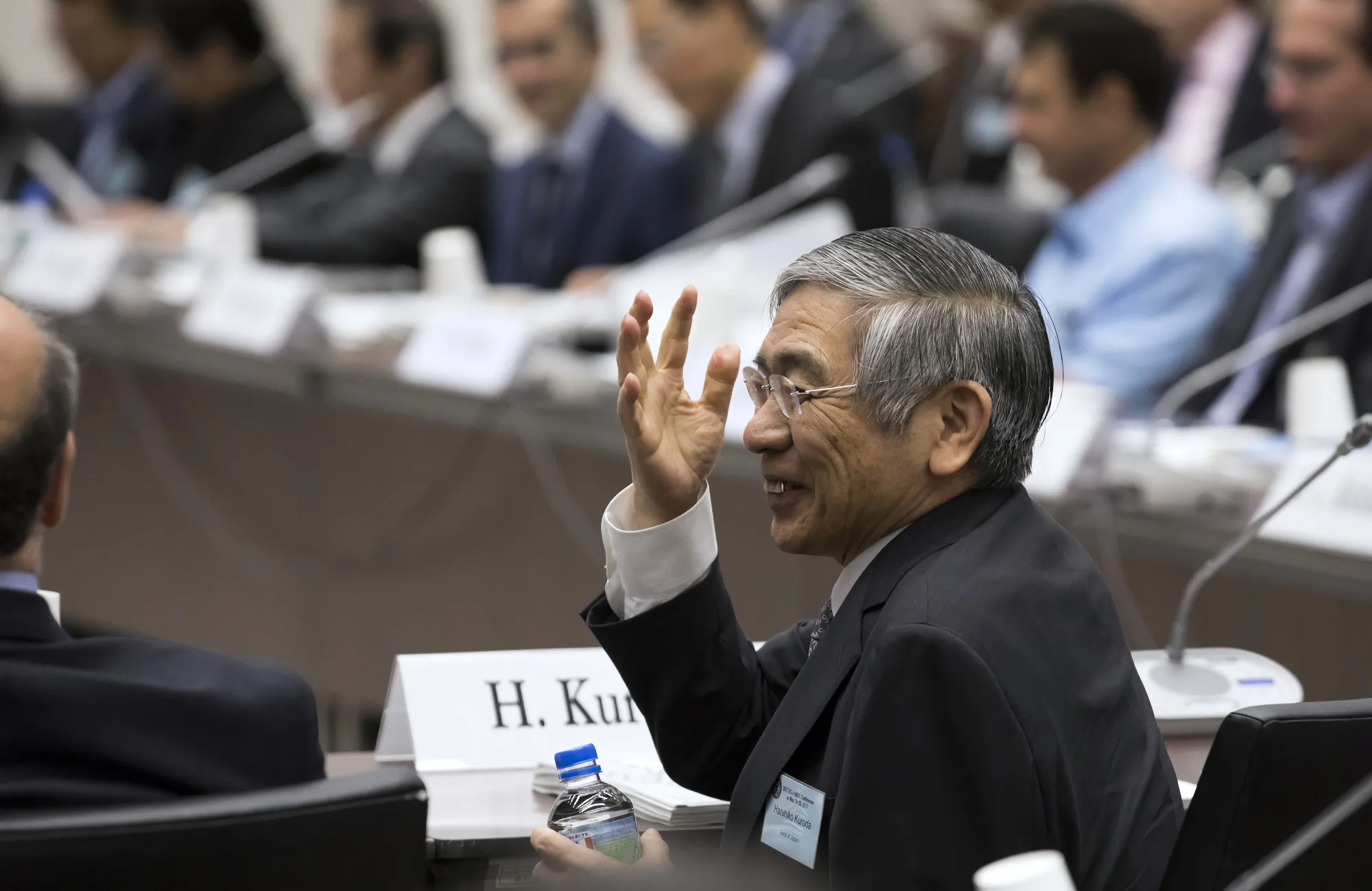 黒田総裁の再任」が最多、今週会合は全員が現状維持－日銀サーベイ - Bloomberg