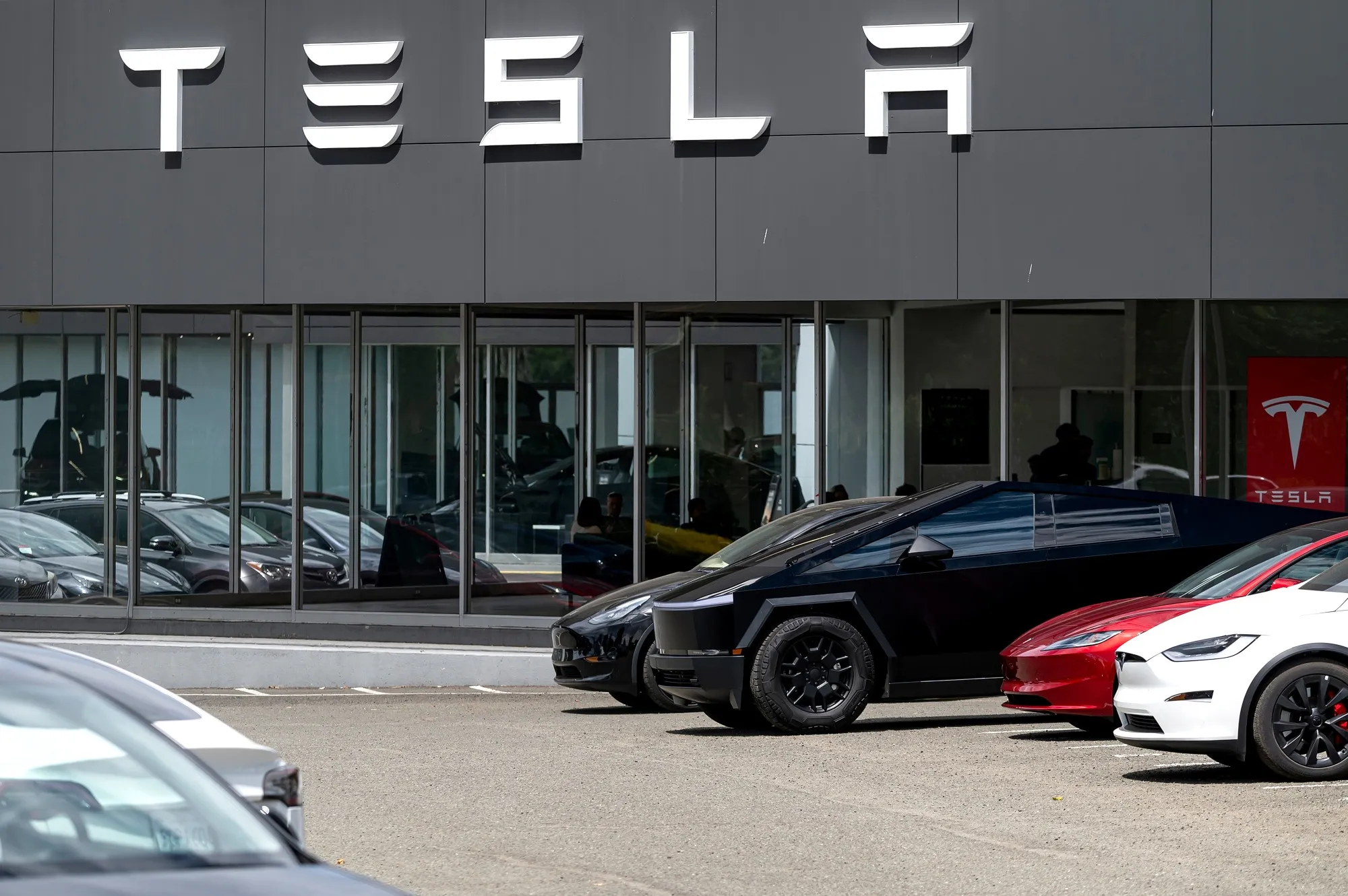 Una tienda Tesla en Vallejo, California, EE.UU.