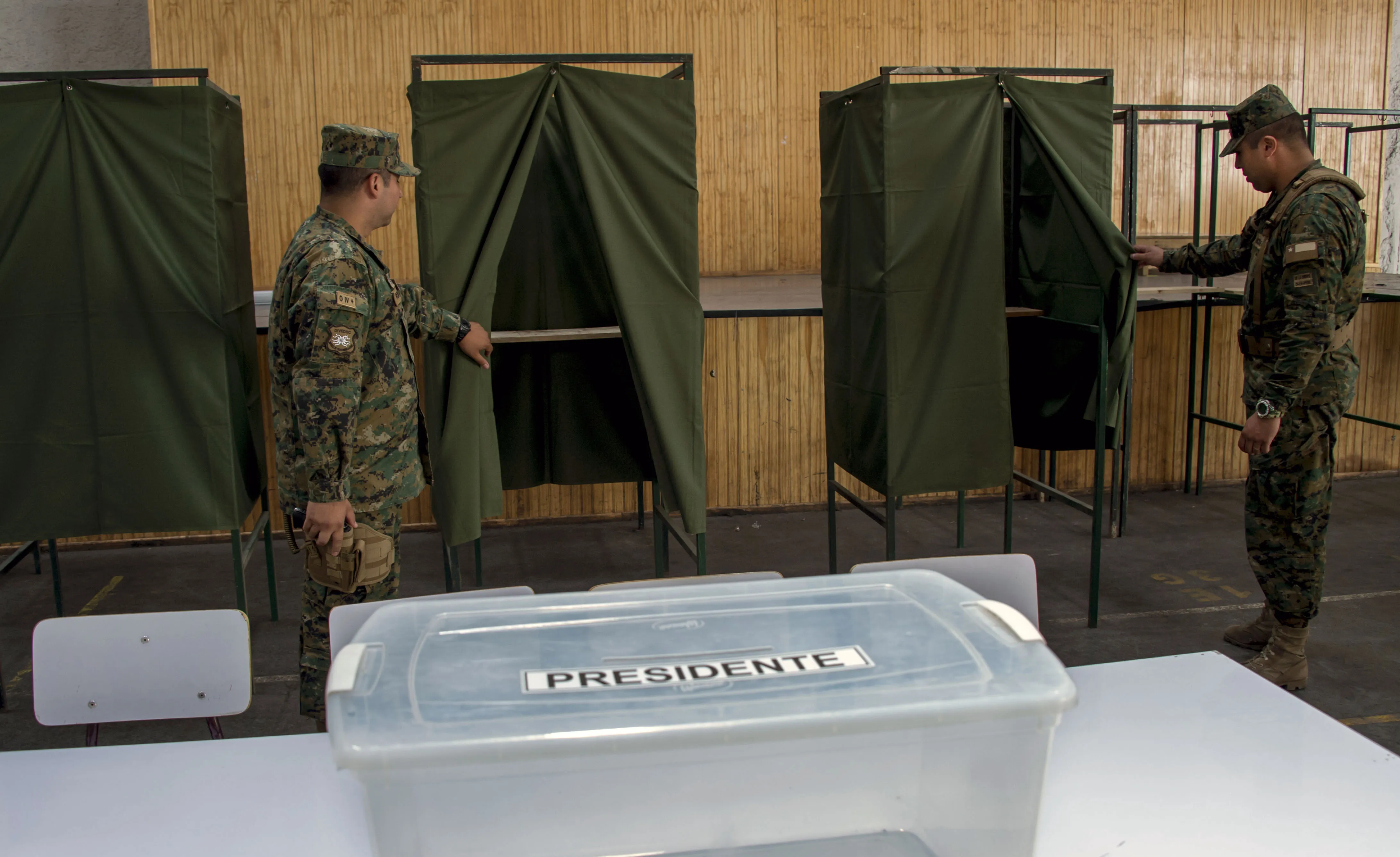 Chilean soldiers inspect the facilities at a polling station at the Amunategui highschool in Santiago on December 15, 2017 ahead of the upcoming presidential election.&nbsp;