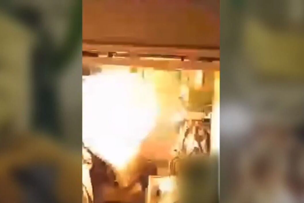 корвет Сепухов Согласно видео, опубликованному службой военной разведки Украины, пламя причинило ущерб российскому корвету "Сепухов" в Калининграде. (Фото: bloomberg.com)