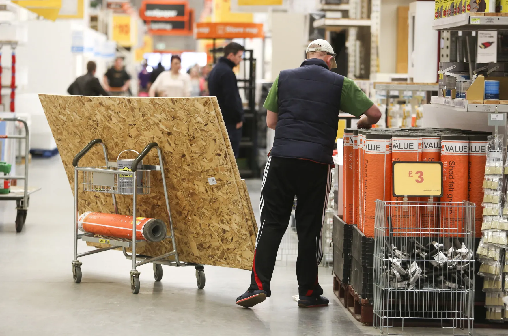 Khách hàng tại cửa hàng đồ dùng sửa chữa nhà cửa B&Q ở Reading.