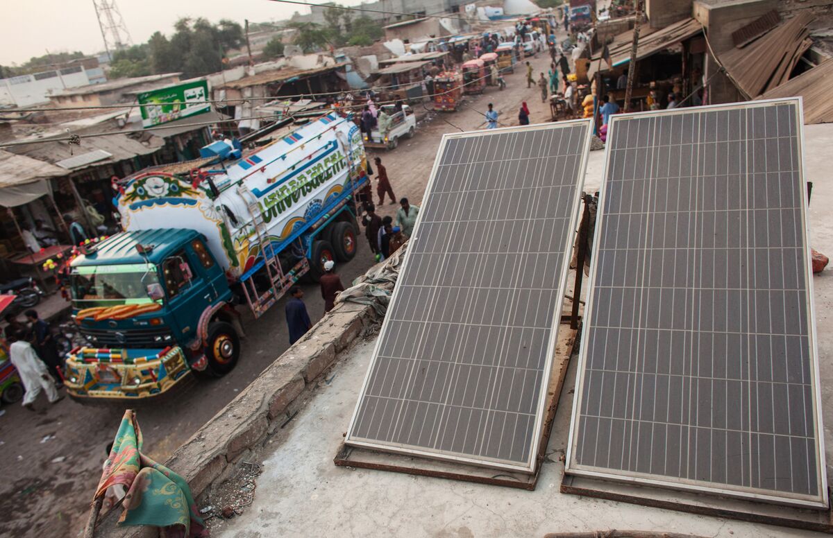 bloomberg.com - Akshat Rathi - How Fossil Fuel Disruptions Lead to Booms in Solar and Batteries