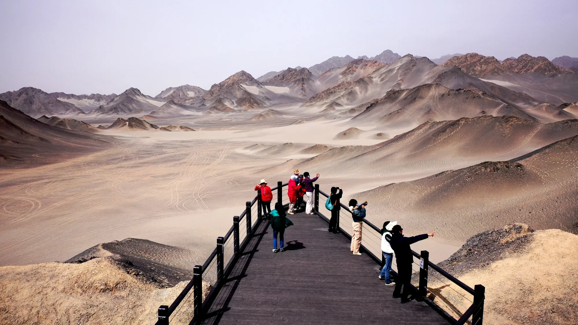 Tourists visit Heidu Mountain in Haixi Mongolian and Tibetan Autonomous Prefecture, Qinghai Province.&nbsp;