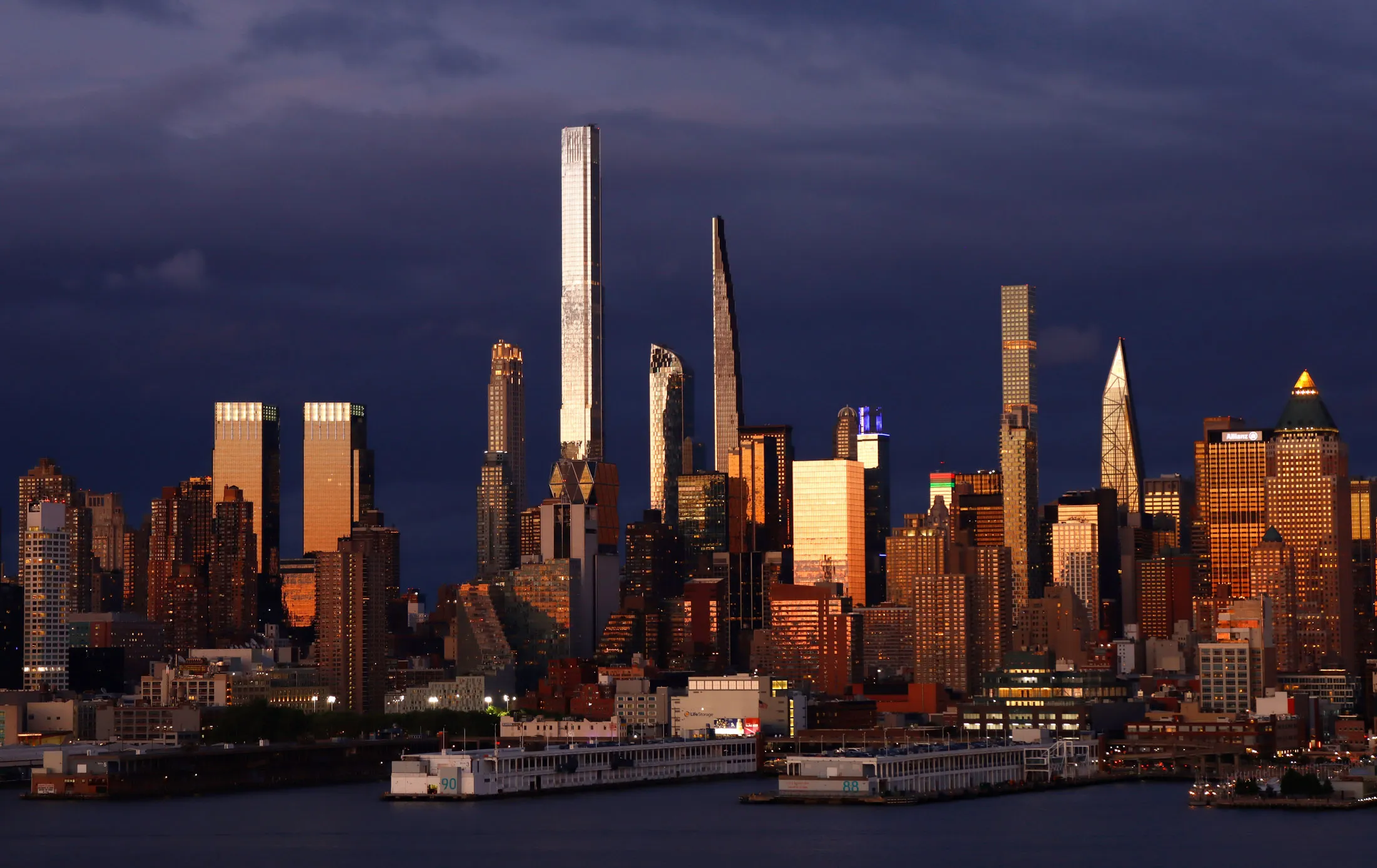 Apartment sales&nbsp;at the very top of New York’s skyline are showing signs of a slowdown.