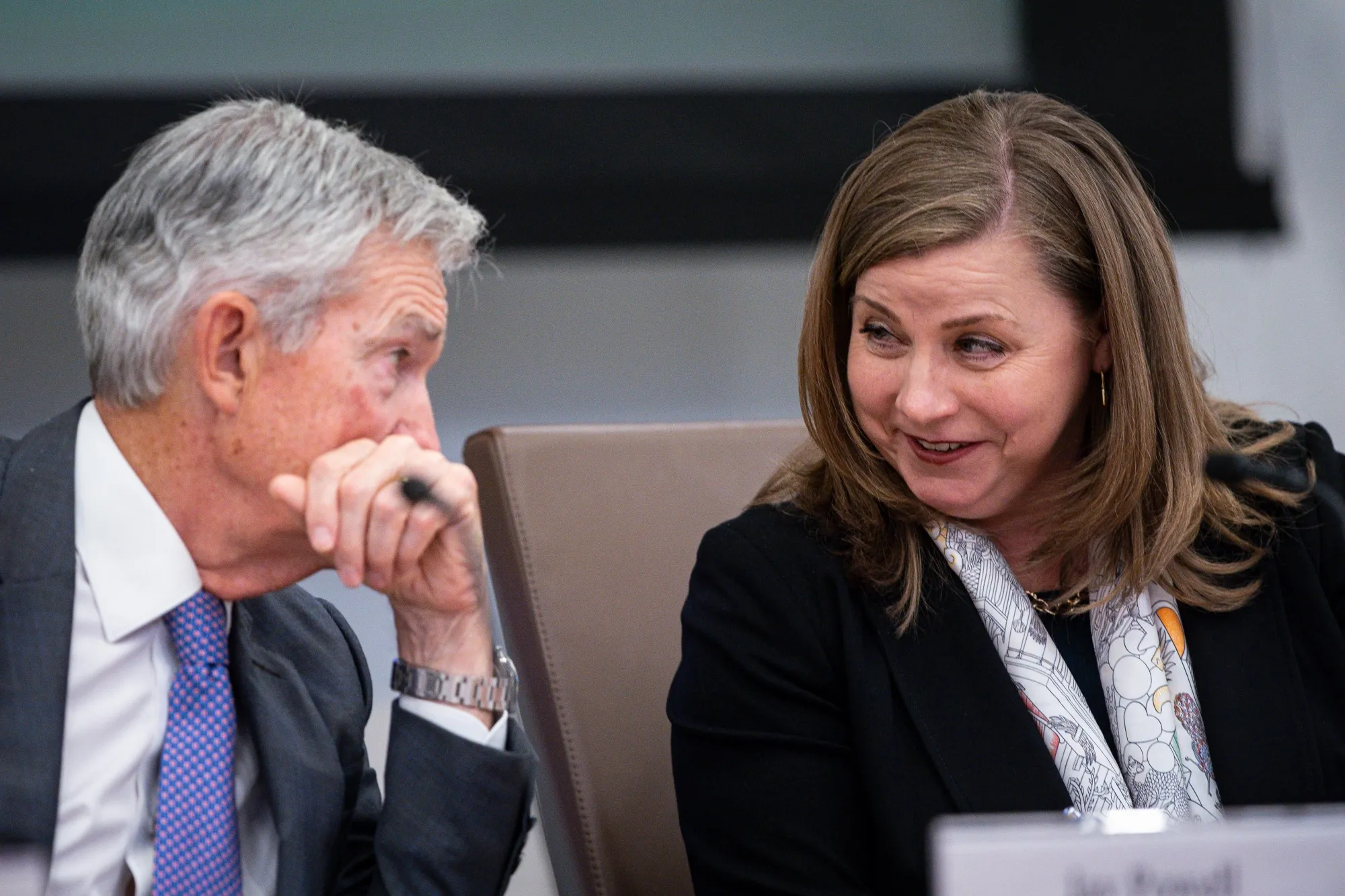 パウエルFRB議長（左）とボウマン副議長（銀行監督担当）