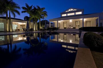 La casa por la noche.