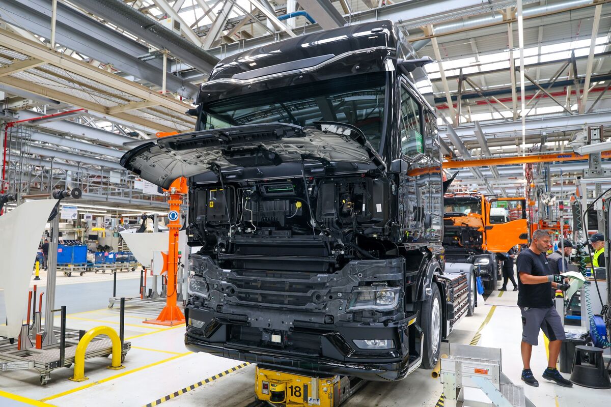Daimler Truck, Traton Slide After Trump Announces Truck Tariffs