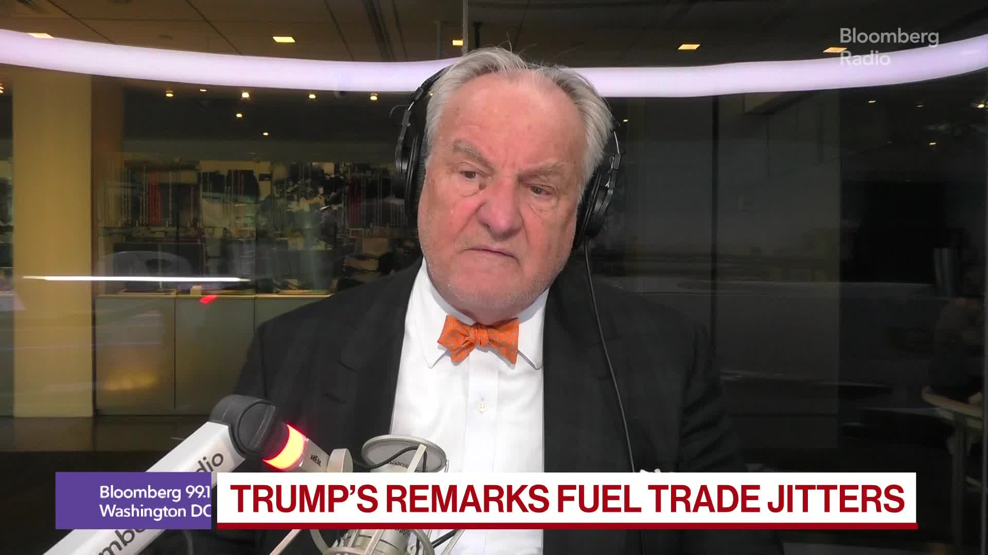 Stocks Tumble as US, China Trade War Flares