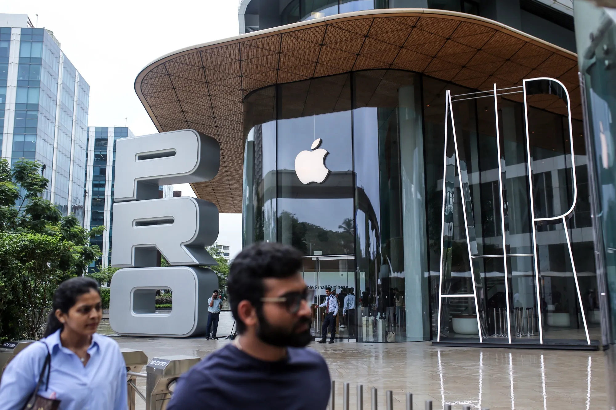 Apple iPhone 17 Series Goes On Sale in Mumbai